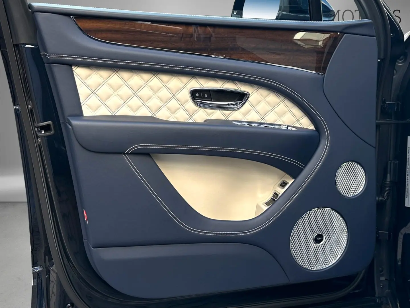 BENTLEY Bentayga V8 First Edition 1.Hand Garantie