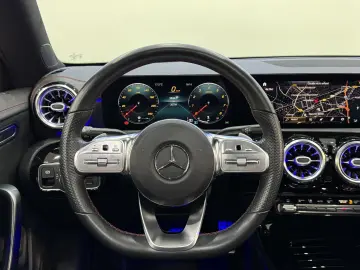 MERCEDES BENZ CLA 180 AMG-LINE*WIDESCR*PANO*AMBIENTE