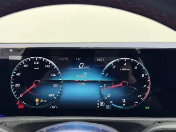 MERCEDES BENZ CLA 180 AMG-LINE*WIDESCR*PANO*AMBIENTE