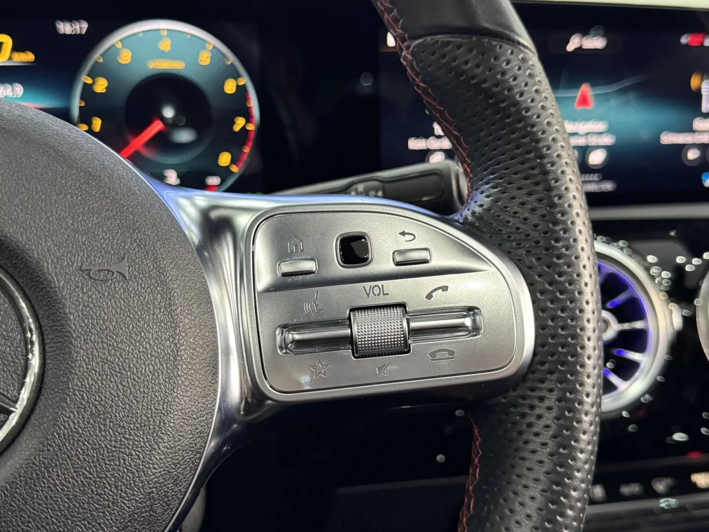 MERCEDES BENZ CLA 180 AMG-LINE*WIDESCR*PANO*AMBIENTE
