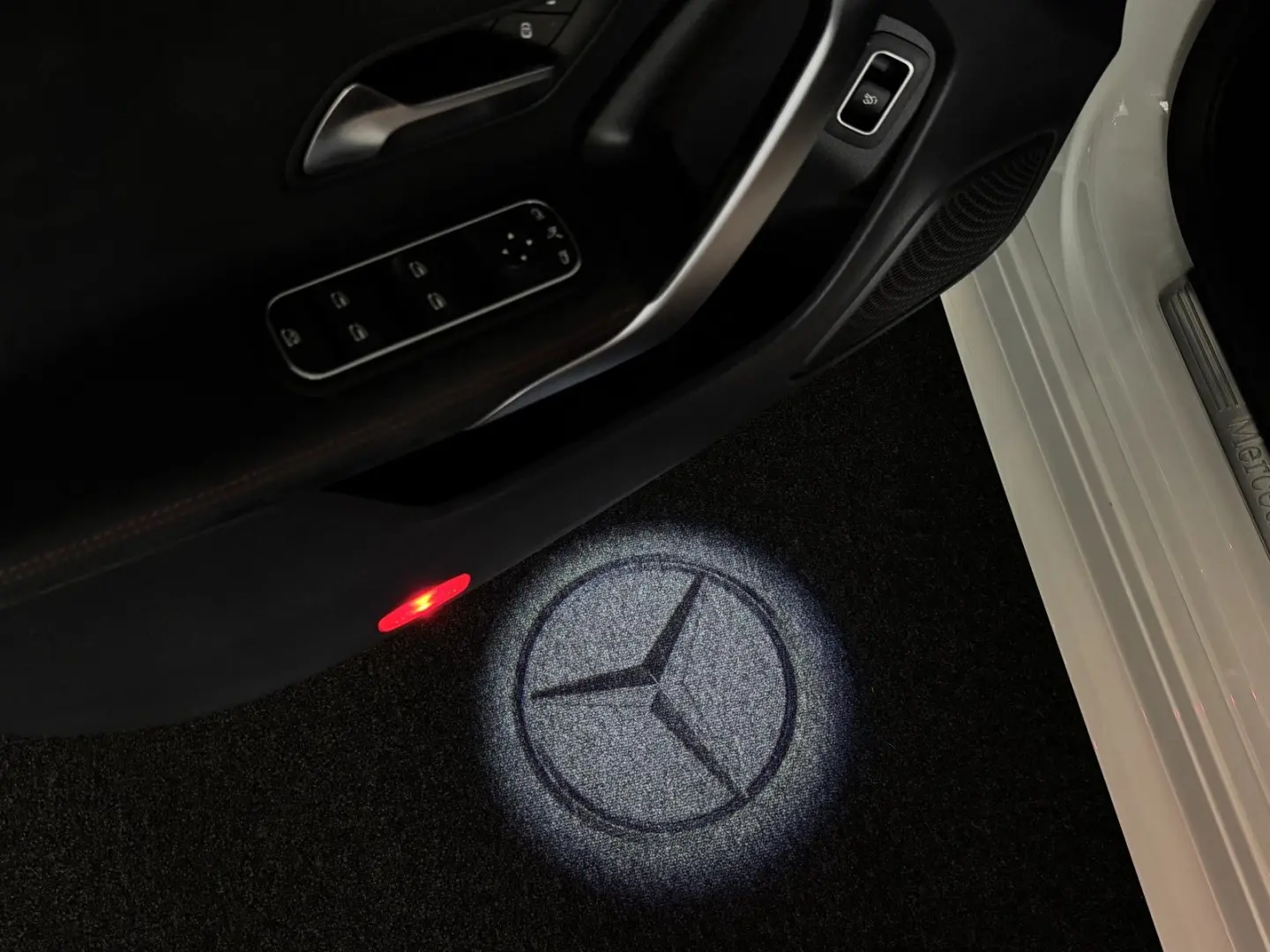 MERCEDES BENZ CLA 180 AMG-LINE*WIDESCR*PANO*AMBIENTE