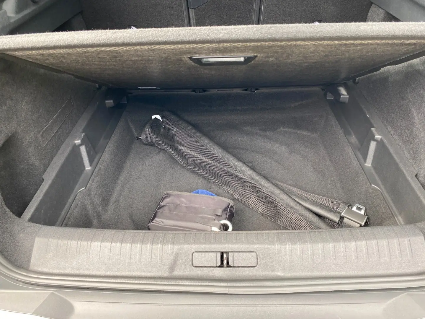 PEUGEOT 3008 Allure Hybrid 145 E-DCS6
