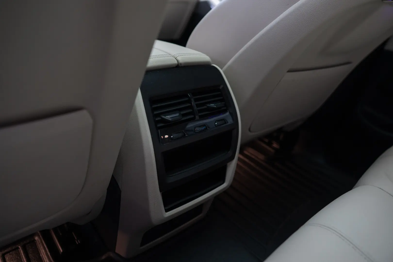 BMW X5 xDrive40i X Line Interior BEJ Panor Stoc Timisoara