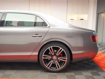 BENTLEY FLYNG SPUR V8S