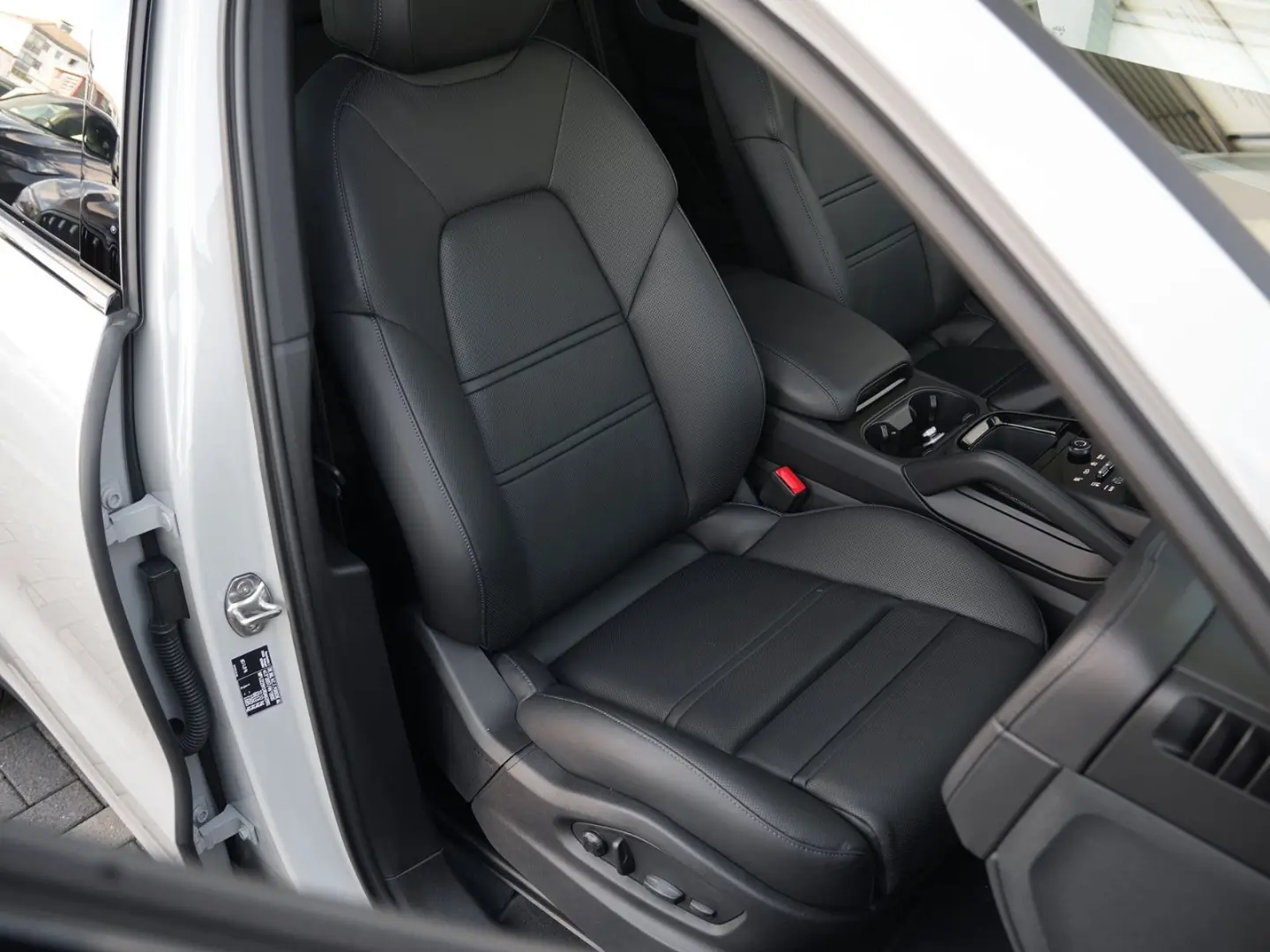 E-Hybrid Coupé ACC-LUFTF.-PANO-MASSAGE-AHK-BOSE