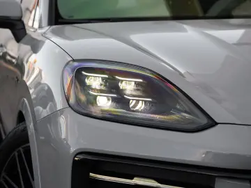 E-Hybrid Coupé ACC-LUFTF.-PANO-MASSAGE-AHK-BOSE