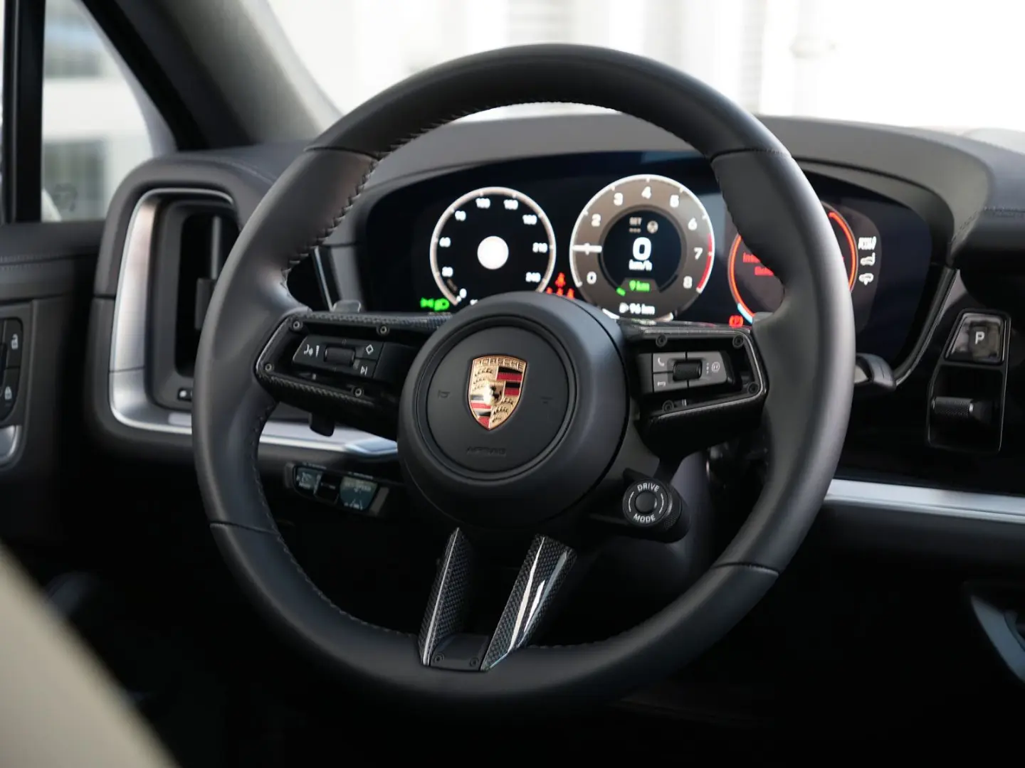 E-Hybrid Coupé ACC-LUFTF.-PANO-MASSAGE-AHK-BOSE