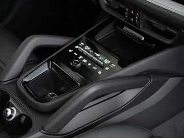E-Hybrid Coupé ACC-LUFTF.-PANO-MASSAGE-AHK-BOSE