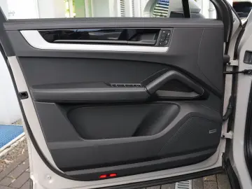 E-Hybrid Coupé ACC-LUFTF.-PANO-MASSAGE-AHK-BOSE