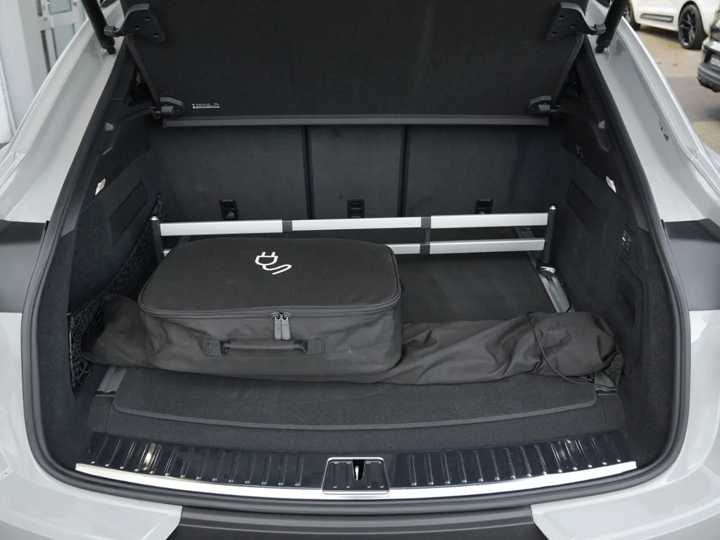 E-Hybrid Coupé ACC-LUFTF.-PANO-MASSAGE-AHK-BOSE