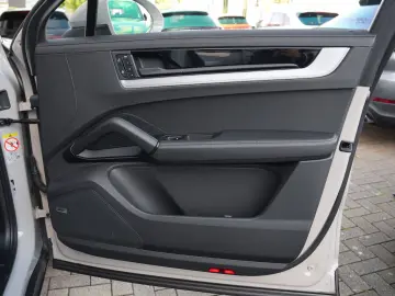 E-Hybrid Coupé ACC-LUFTF.-PANO-MASSAGE-AHK-BOSE