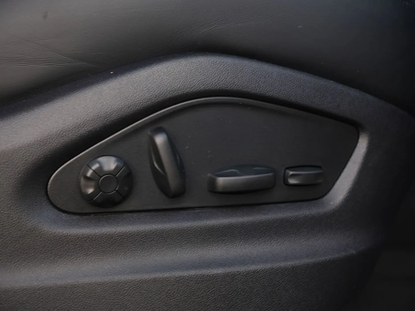 E-Hybrid Coupé ACC-LUFTF.-PANO-MASSAGE-AHK-BOSE