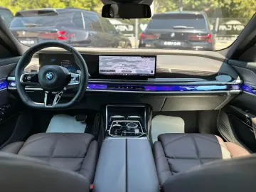 750 e xDrive M Sport B&W/ TV/ PANO/HUD/