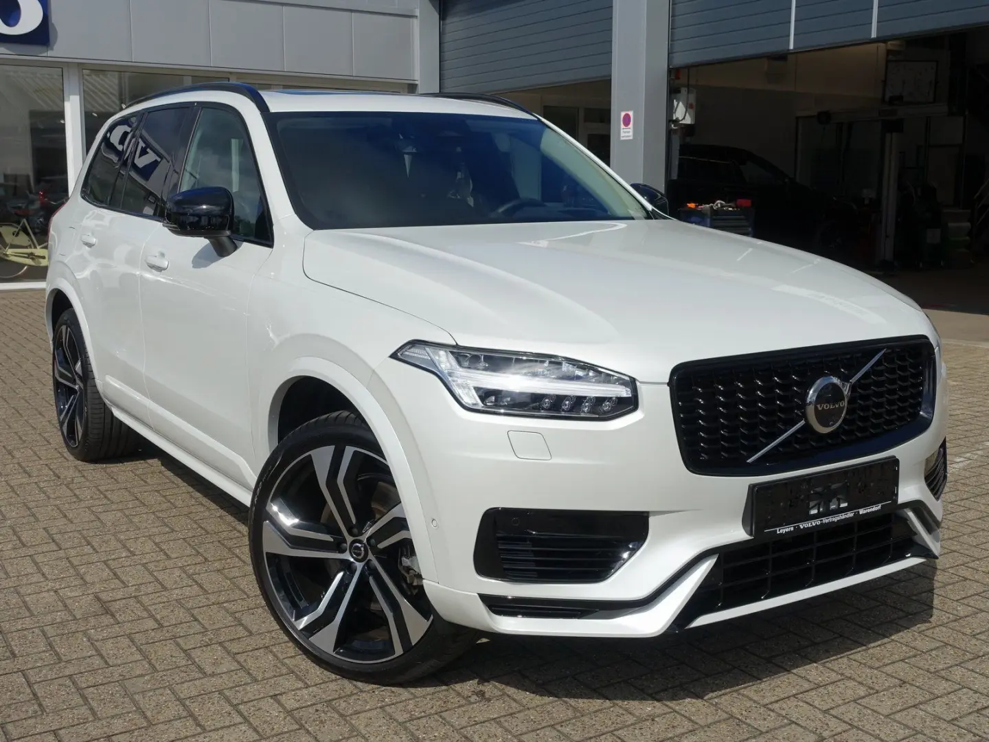 XC90 Ultra Dark T8 AWD Plug-in Hybrid/Four-C/B&W