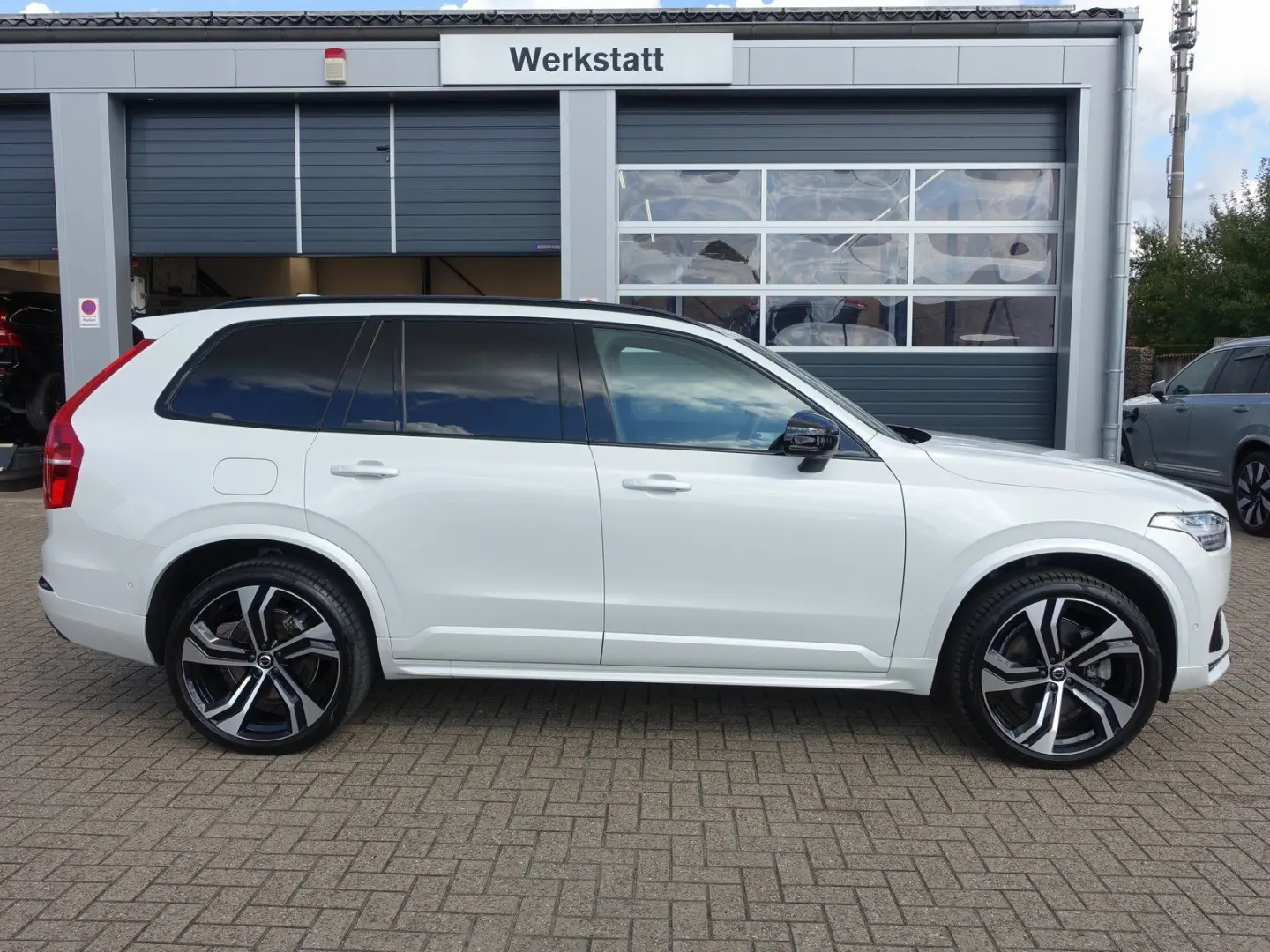 XC90 Ultra Dark T8 AWD Plug-in Hybrid/Four-C/B&W