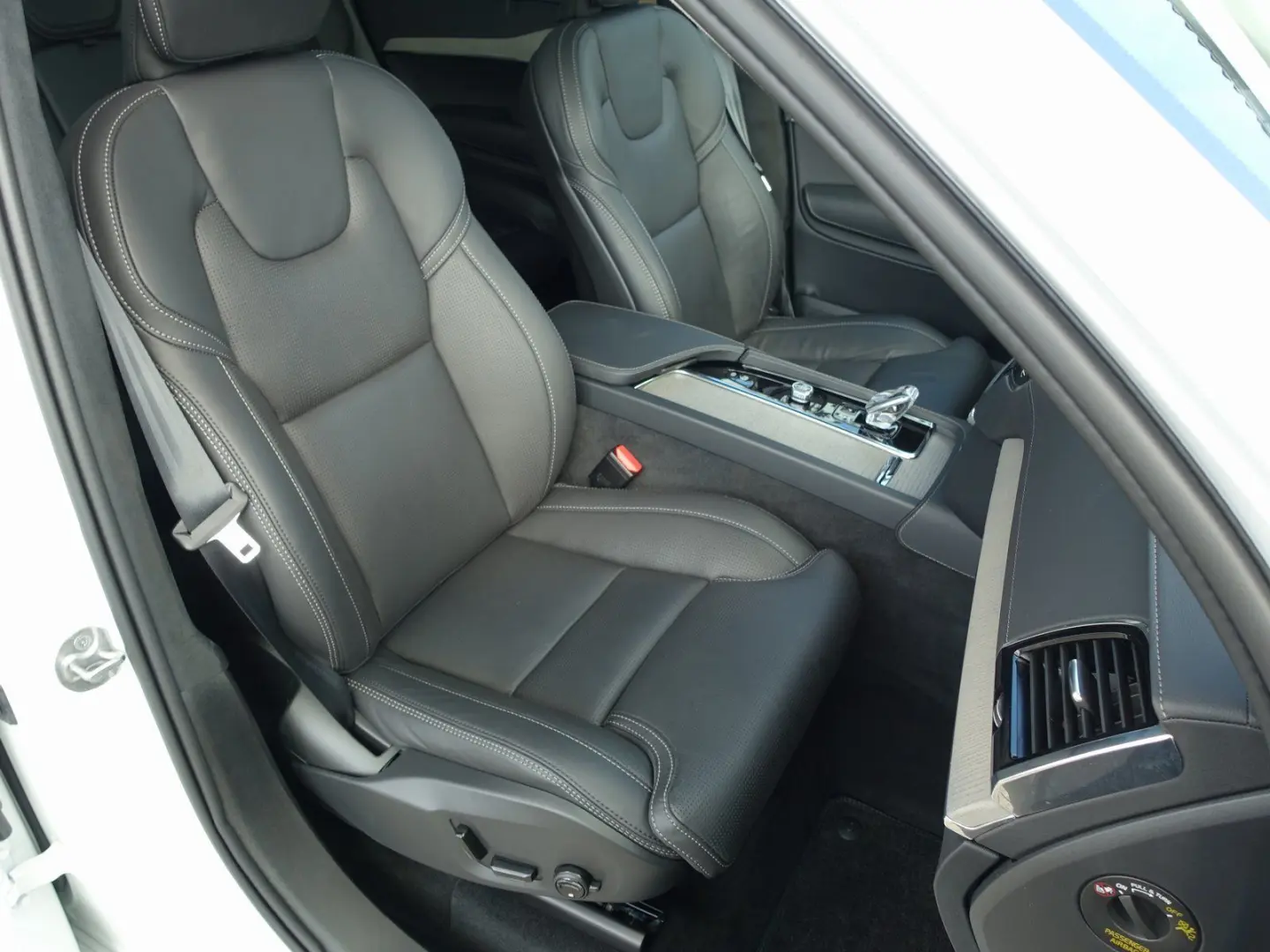 XC90 Ultra Dark T8 AWD Plug-in Hybrid/Four-C/B&W