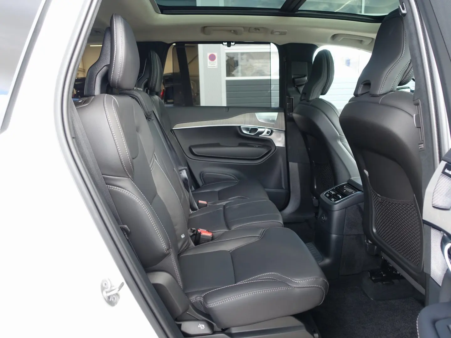 XC90 Ultra Dark T8 AWD Plug-in Hybrid/Four-C/B&W