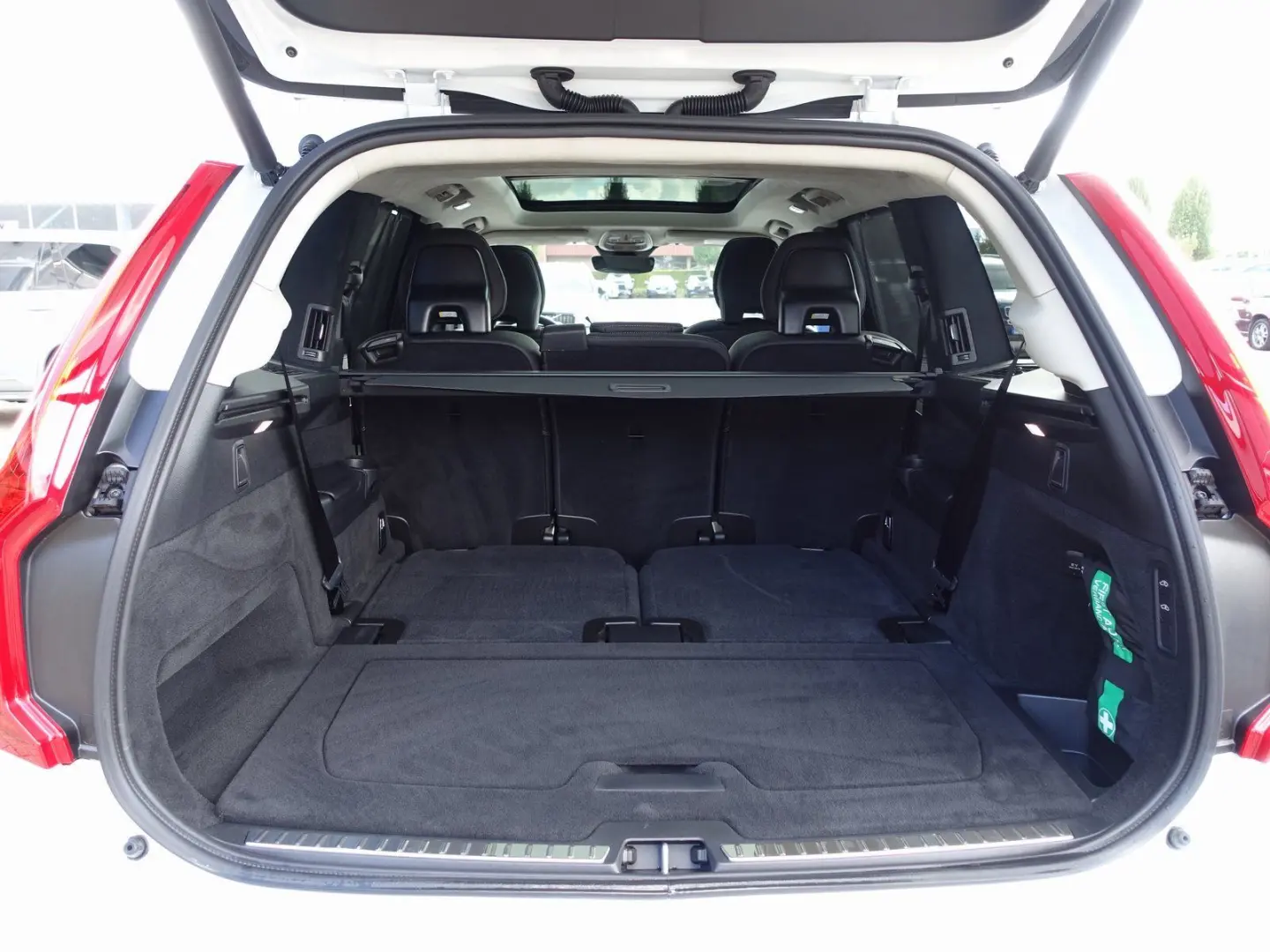 XC90 Ultra Dark T8 AWD Plug-in Hybrid/Four-C/B&W