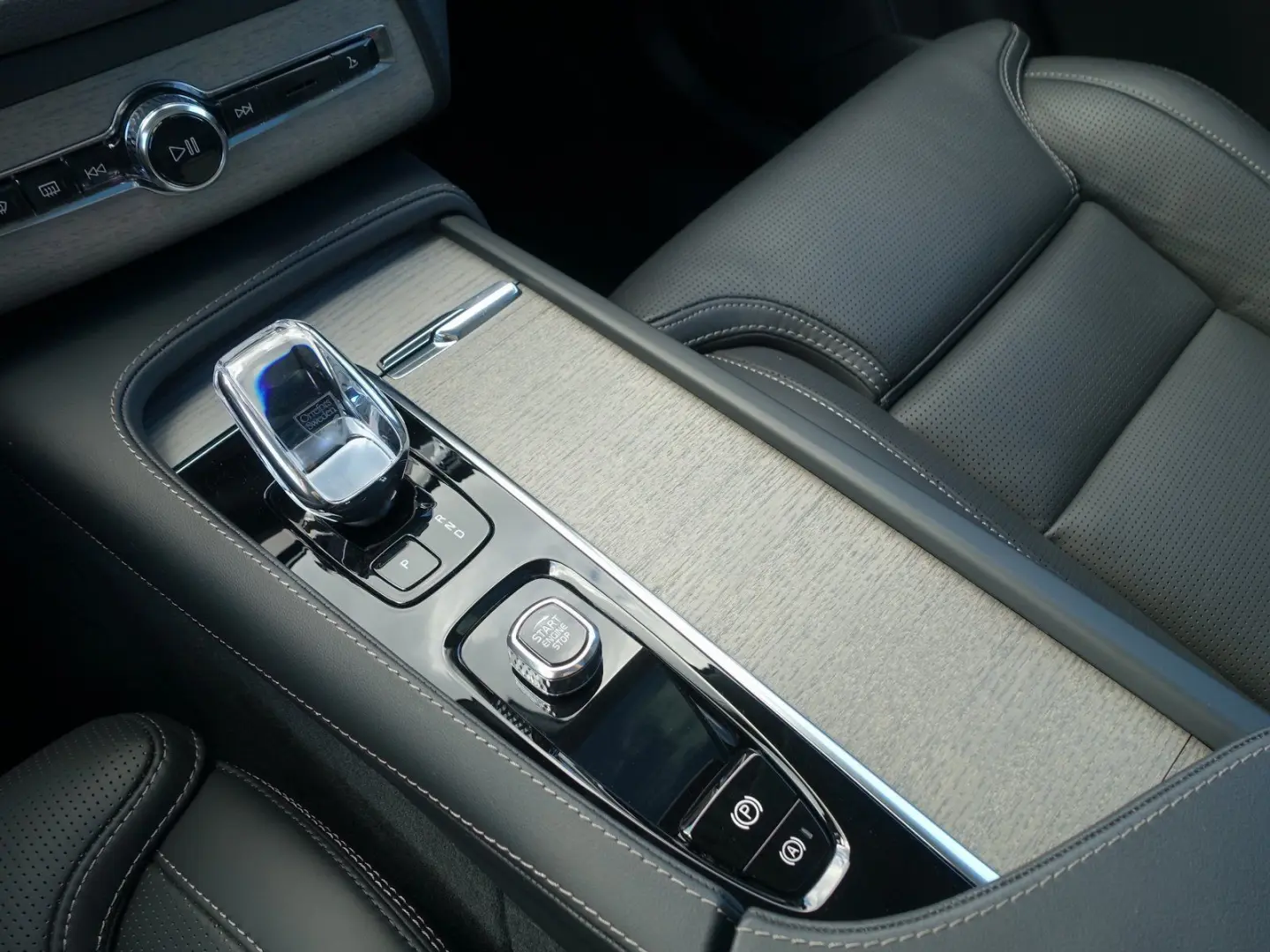 XC90 Ultra Dark T8 AWD Plug-in Hybrid/Four-C/B&W