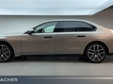 740d A xDrive M-Sport,SkyLou,AHK,DAProf,360°,STH