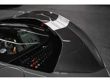 SF90 Spider V8 - FULL CARBON