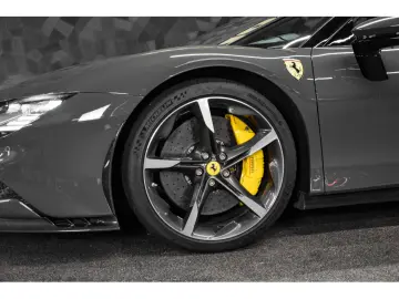 SF90 Spider V8 - FULL CARBON