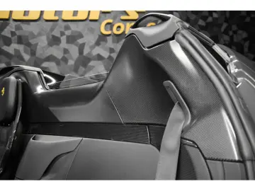 SF90 Spider V8 - FULL CARBON