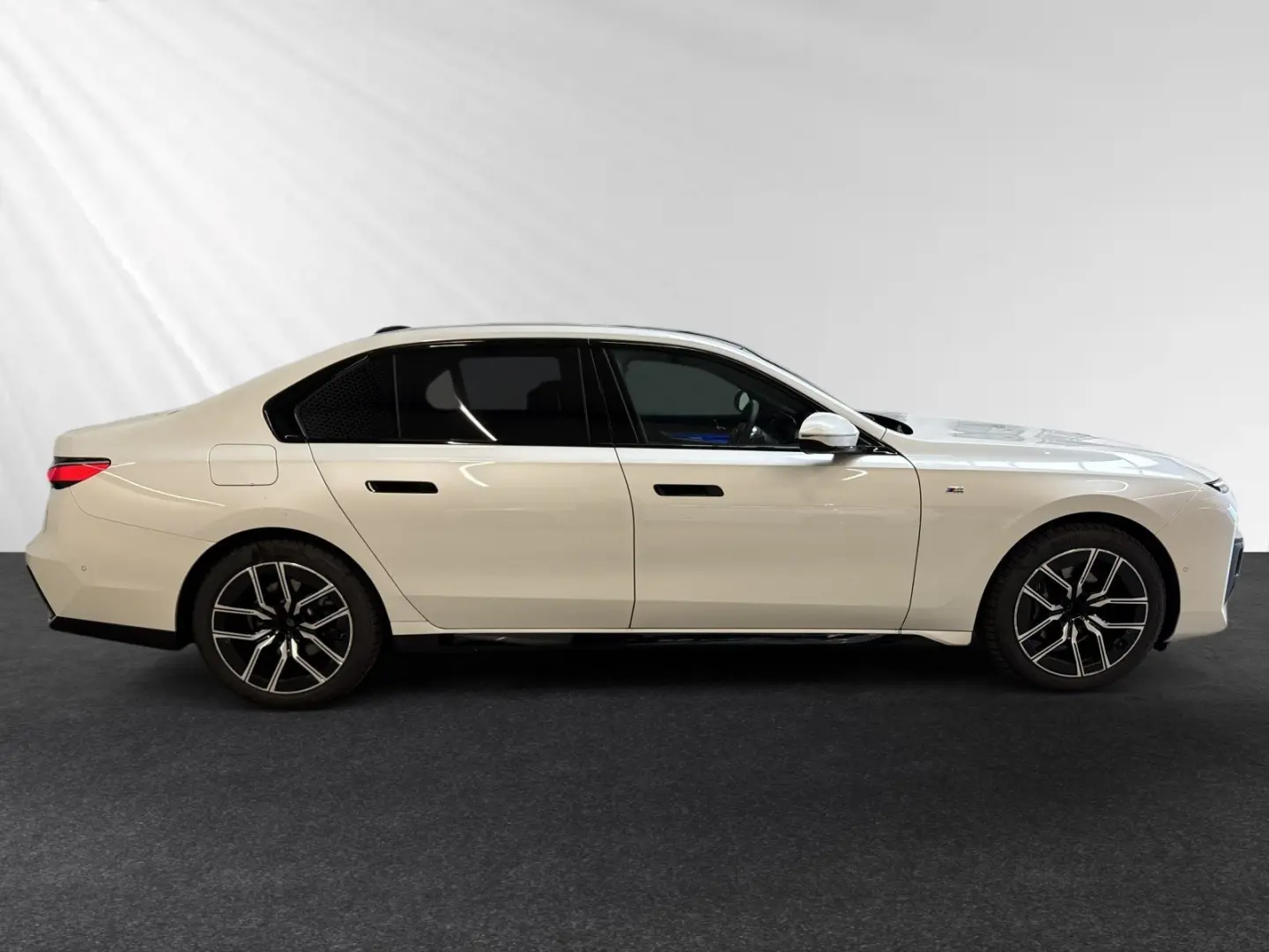 740d xDrive M Sport|SkyLounge|Standheizung
