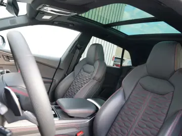 RSQ8 4.0TFSI quattro INDIVIDUAL DYNAMIK+ PANO