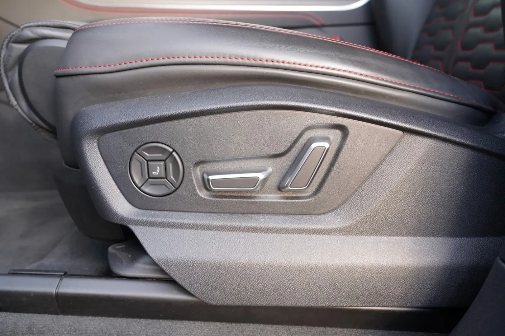RSQ8 4.0TFSI quattro INDIVIDUAL DYNAMIK+ PANO