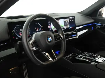 520d xDrive M Sport Pro Pano HUD HK ACC 360 21