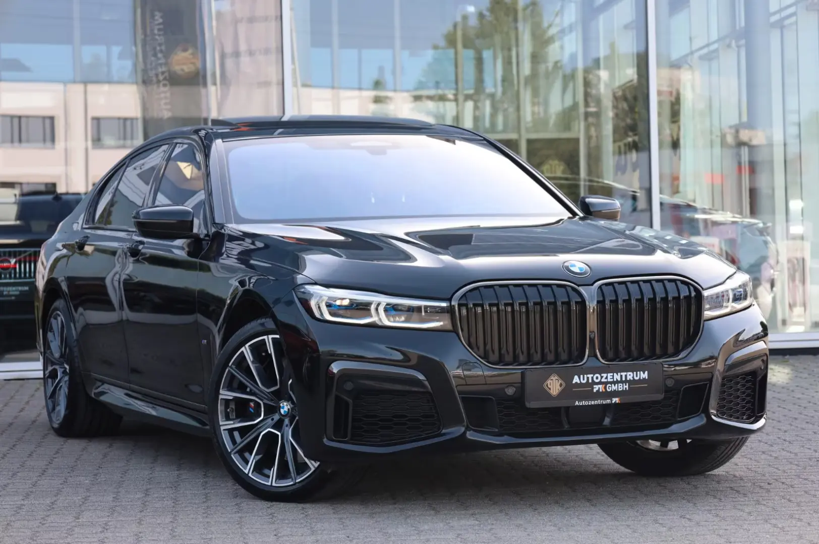 BMW 750 i xDrive M Sport Individual B&W