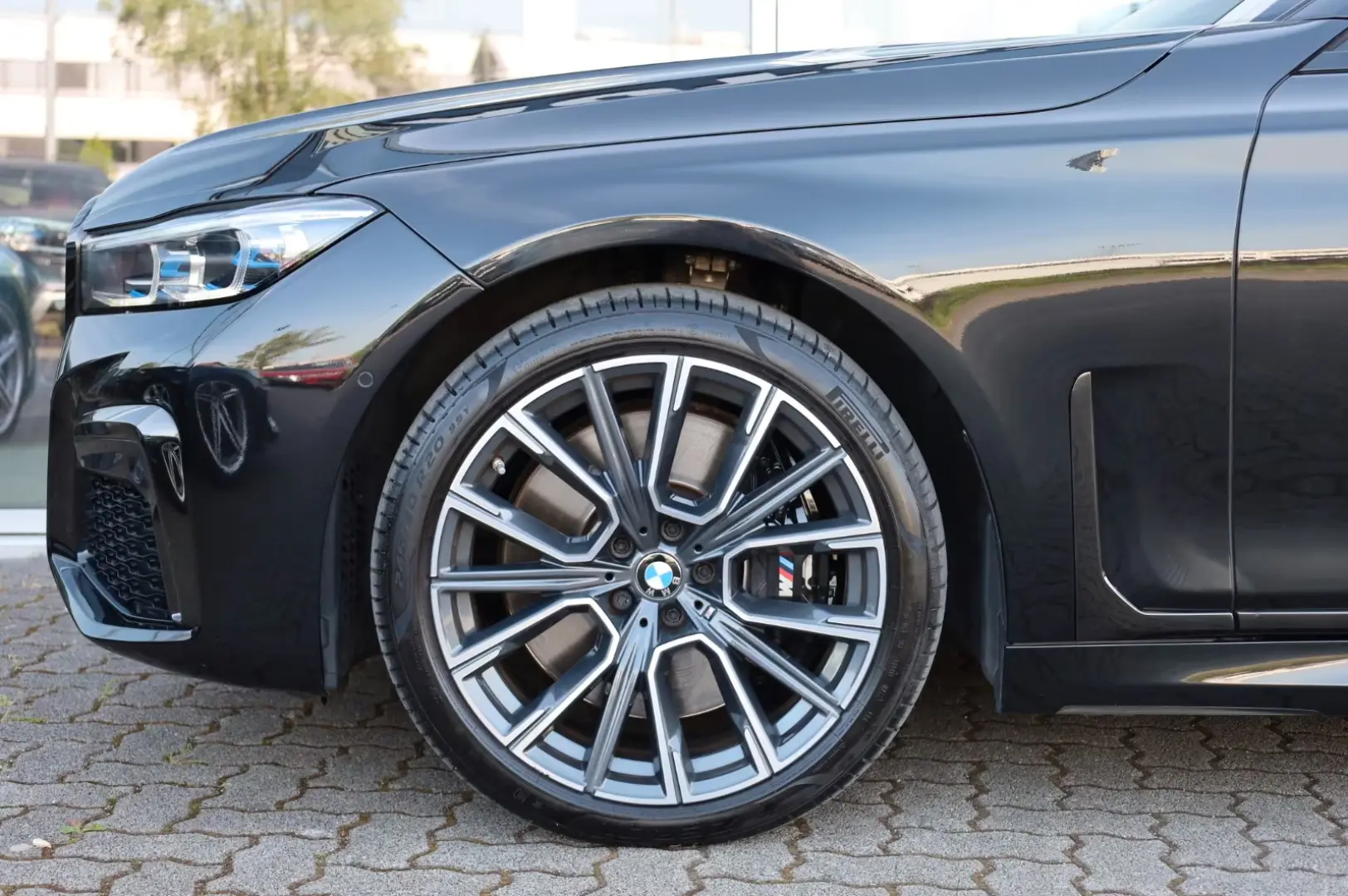 BMW 750 i xDrive M Sport Individual B&W