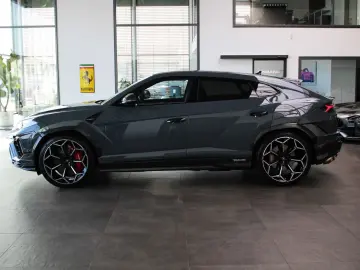 URUS PERFORMANTE EXKLUSIV FULL CARBON/B&O 3D/23