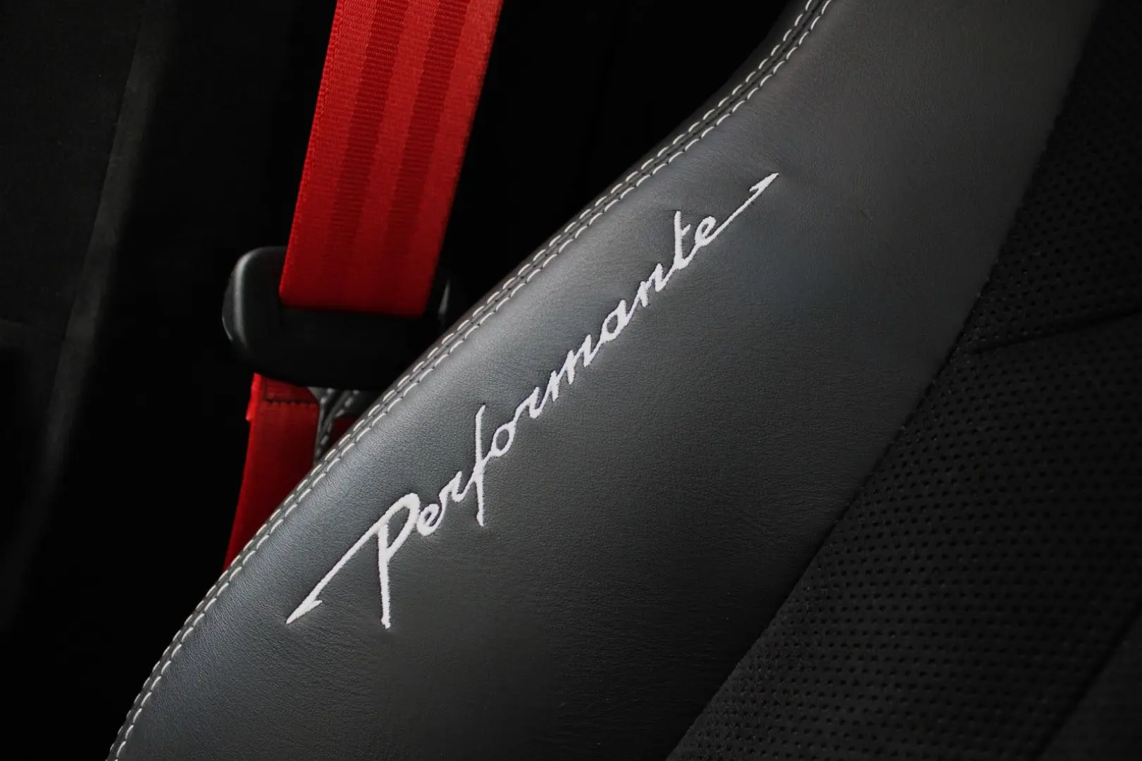 URUS PERFORMANTE EXKLUSIV FULL CARBON/B&O 3D/23