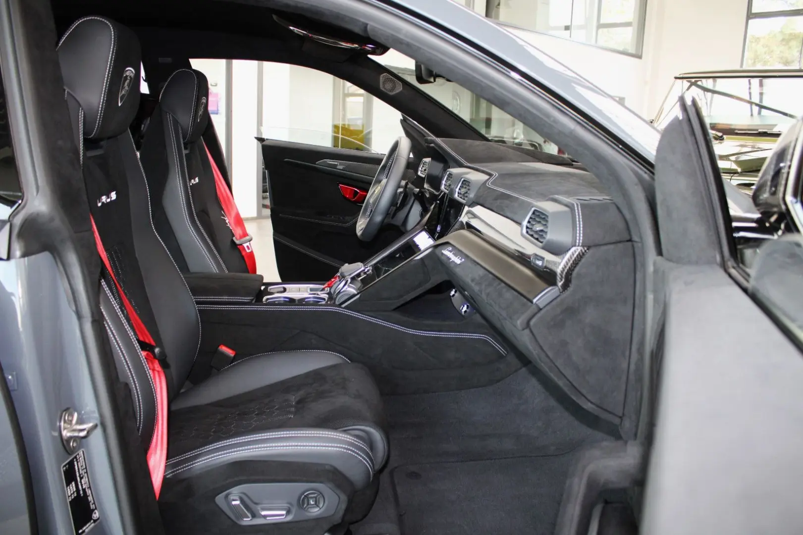 URUS PERFORMANTE EXKLUSIV FULL CARBON/B&O 3D/23