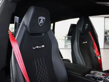 URUS PERFORMANTE EXKLUSIV FULL CARBON/B&O 3D/23