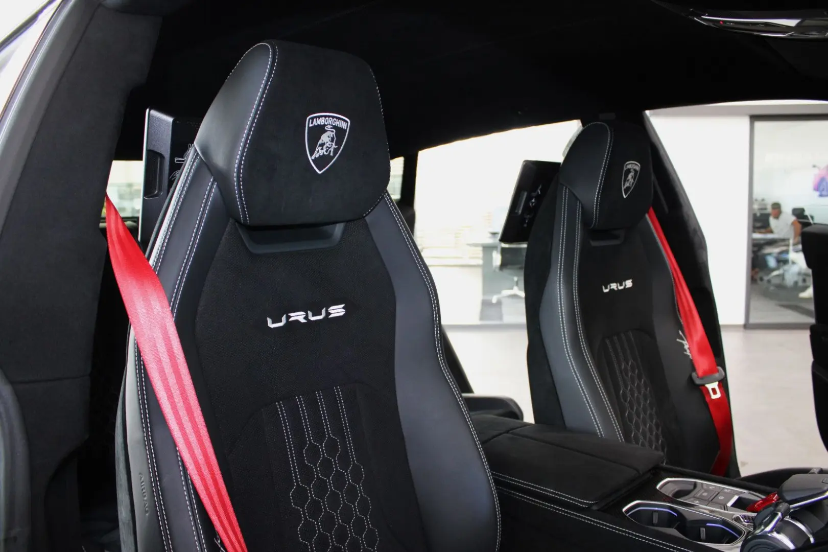 URUS PERFORMANTE EXKLUSIV FULL CARBON/B&O 3D/23