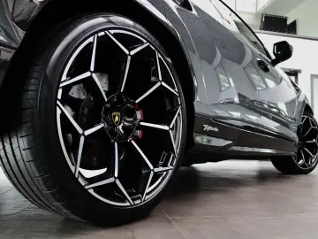URUS PERFORMANTE EXKLUSIV FULL CARBON/B&O 3D/23