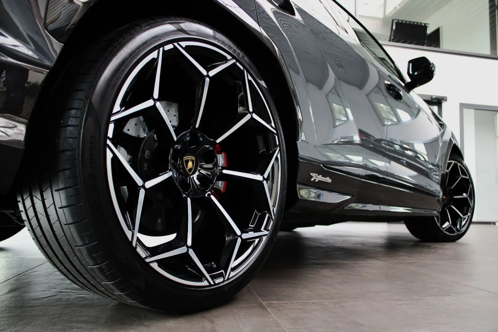 URUS PERFORMANTE EXKLUSIV FULL CARBON/B&O 3D/23