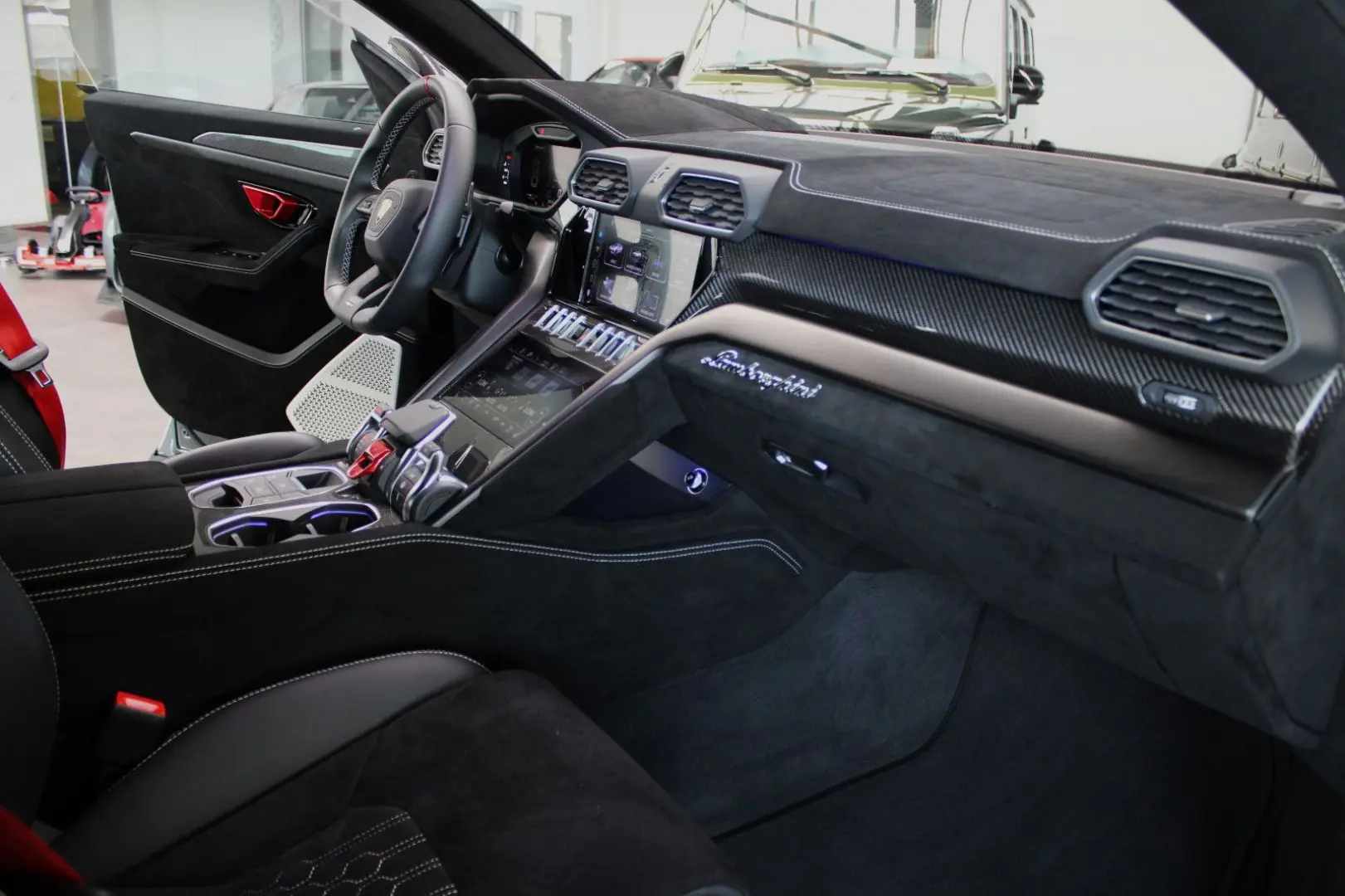 URUS PERFORMANTE EXKLUSIV FULL CARBON/B&O 3D/23