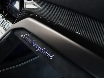 URUS PERFORMANTE EXKLUSIV FULL CARBON/B&O 3D/23