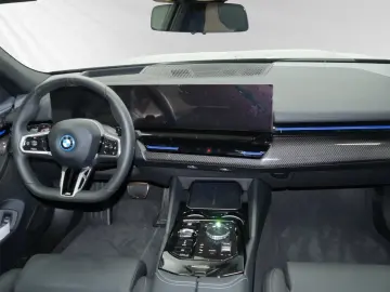 530e xDrive M Sport Pro|AHK|Pano|B&W|Autobahnass