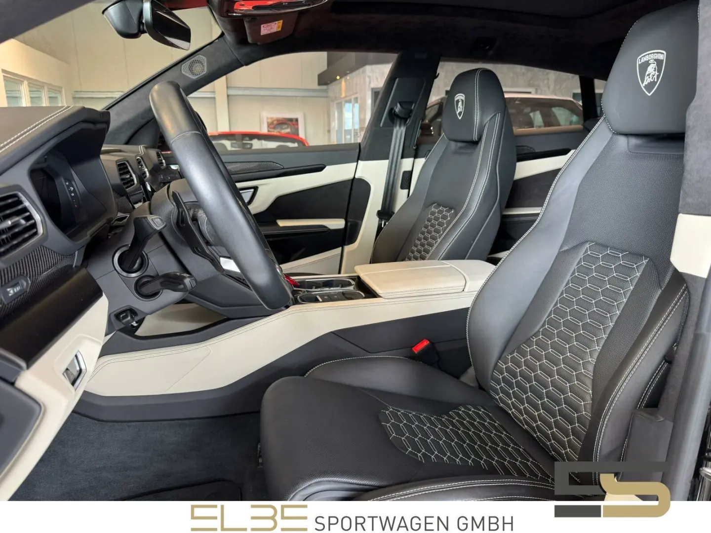 Urus B&O PANO CARBON MASSAGE OFF-ROAD 23