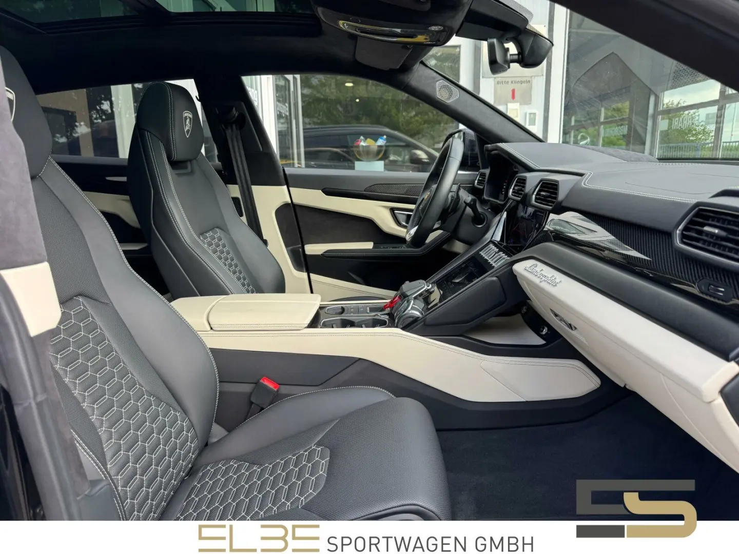 Urus B&O PANO CARBON MASSAGE OFF-ROAD 23