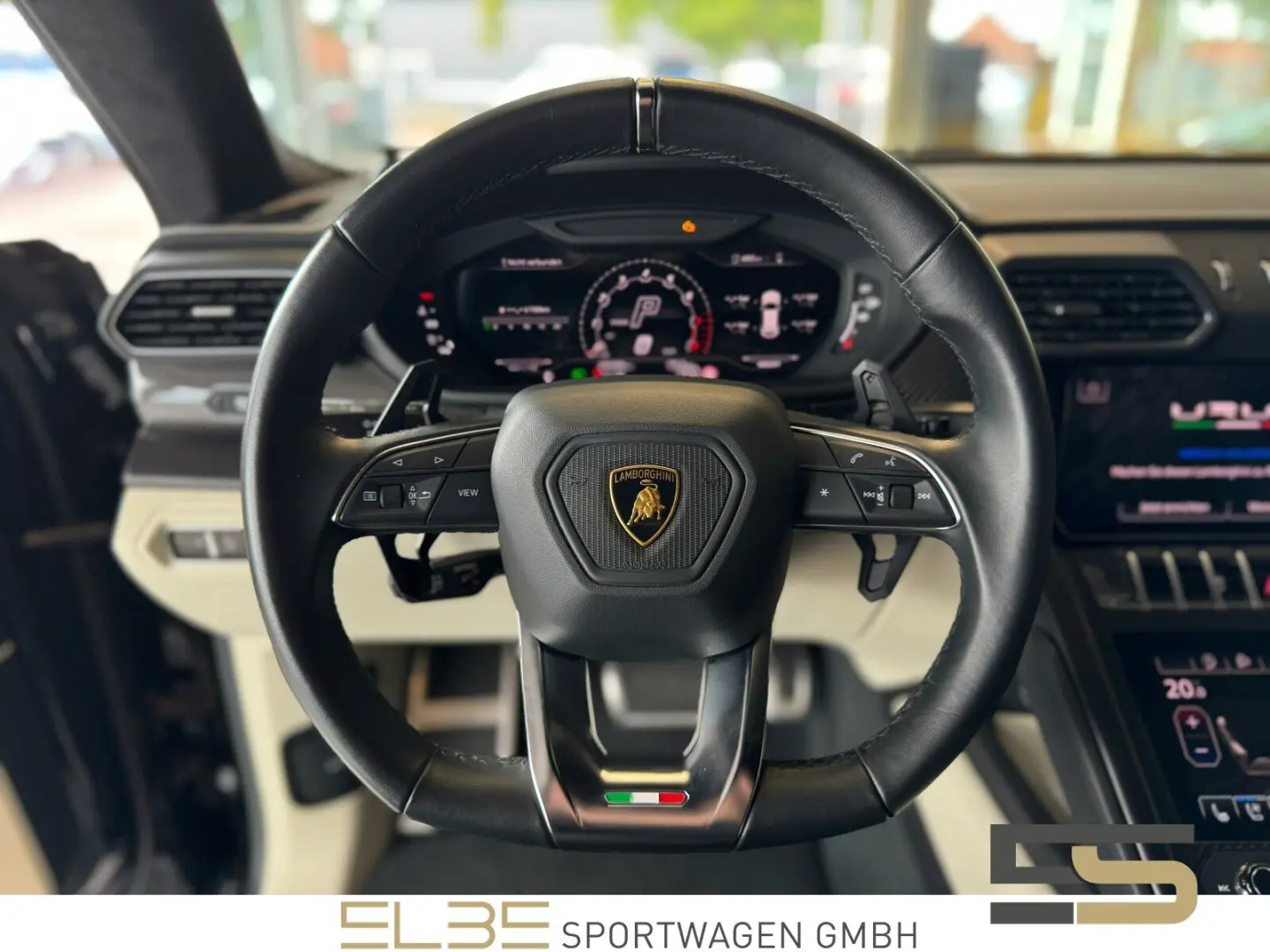 Urus B&O PANO CARBON MASSAGE OFF-ROAD 23