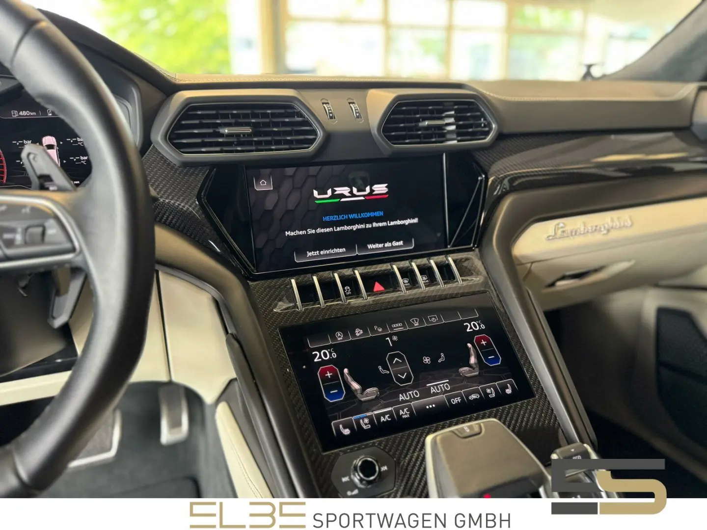 Urus B&O PANO CARBON MASSAGE OFF-ROAD 23