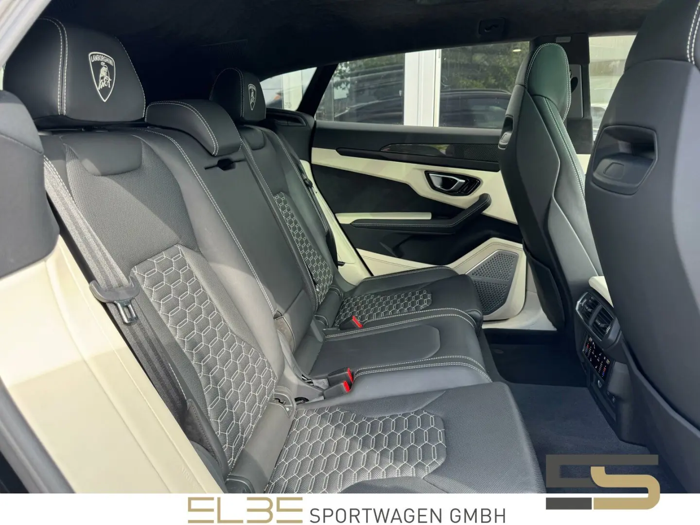 Urus B&O PANO CARBON MASSAGE OFF-ROAD 23