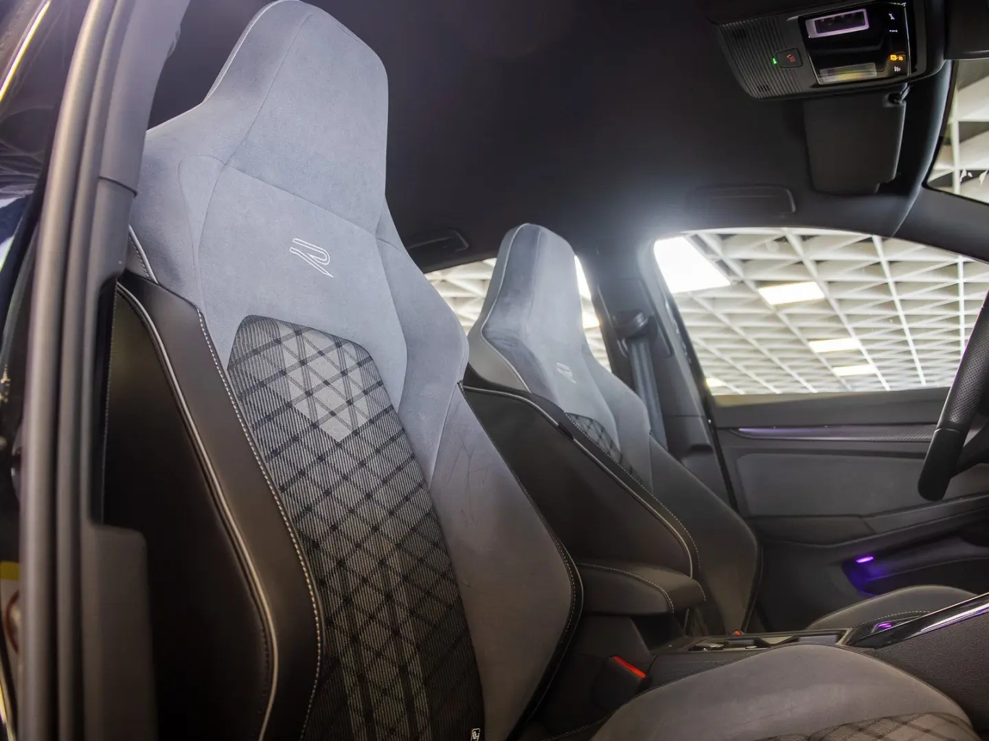 Volkswagen Golf VIII 2.0 TSI R-Line 4Motion LED Plus