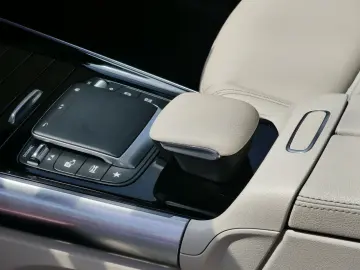 GLA 220d Progressive +Pano+Distronic+Multibeam++